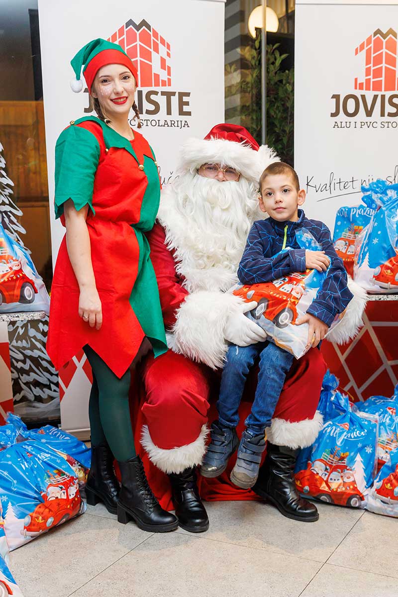 Kompanija Joviste i ove godine pripremila je novogodišnje paketiće za decu zaposlenih 25