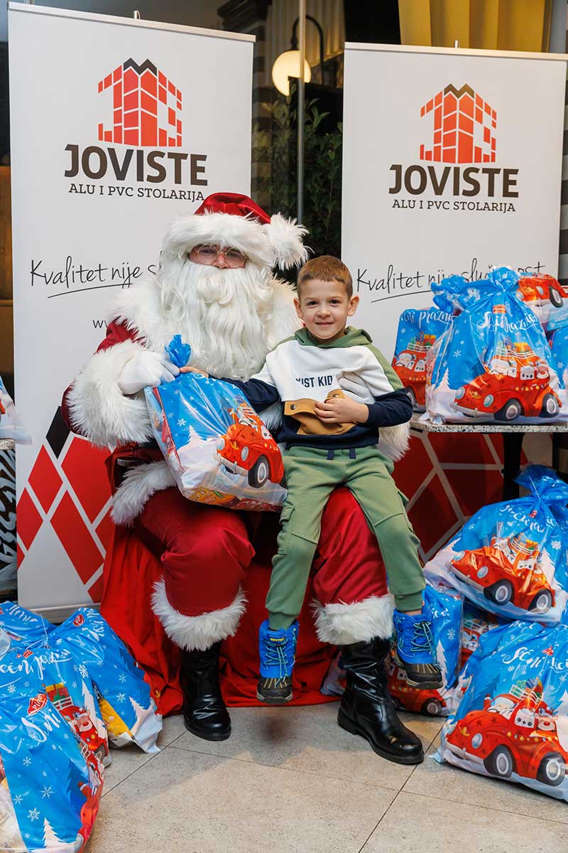 Kompanija Joviste i ove godine pripremila je novogodišnje paketiće za decu zaposlenih 32