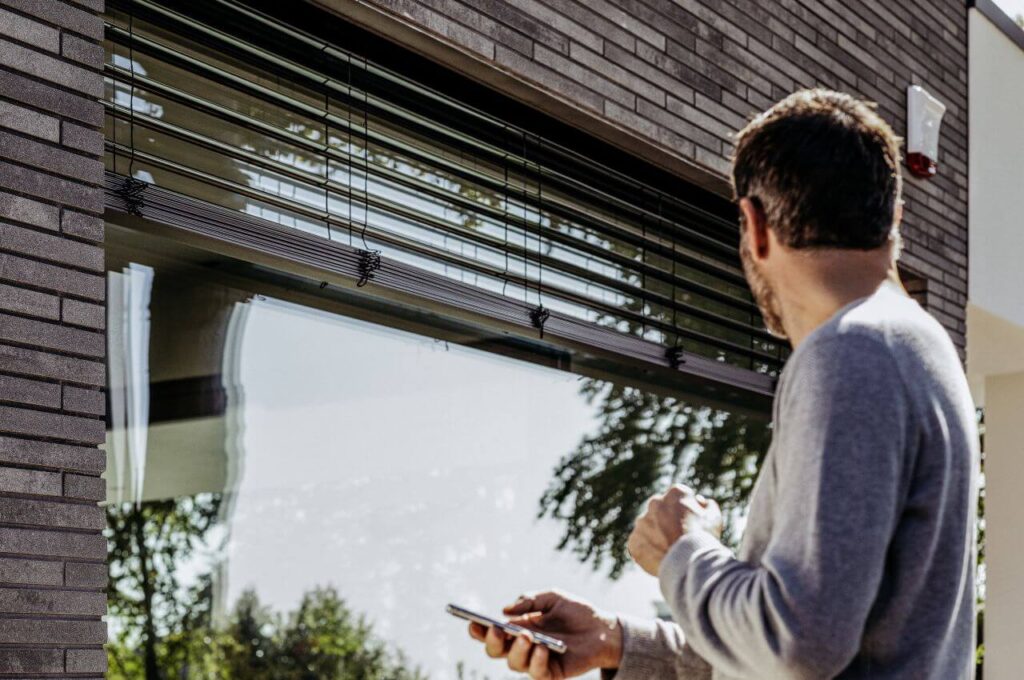 Covek daljinski uprava zaluzinama