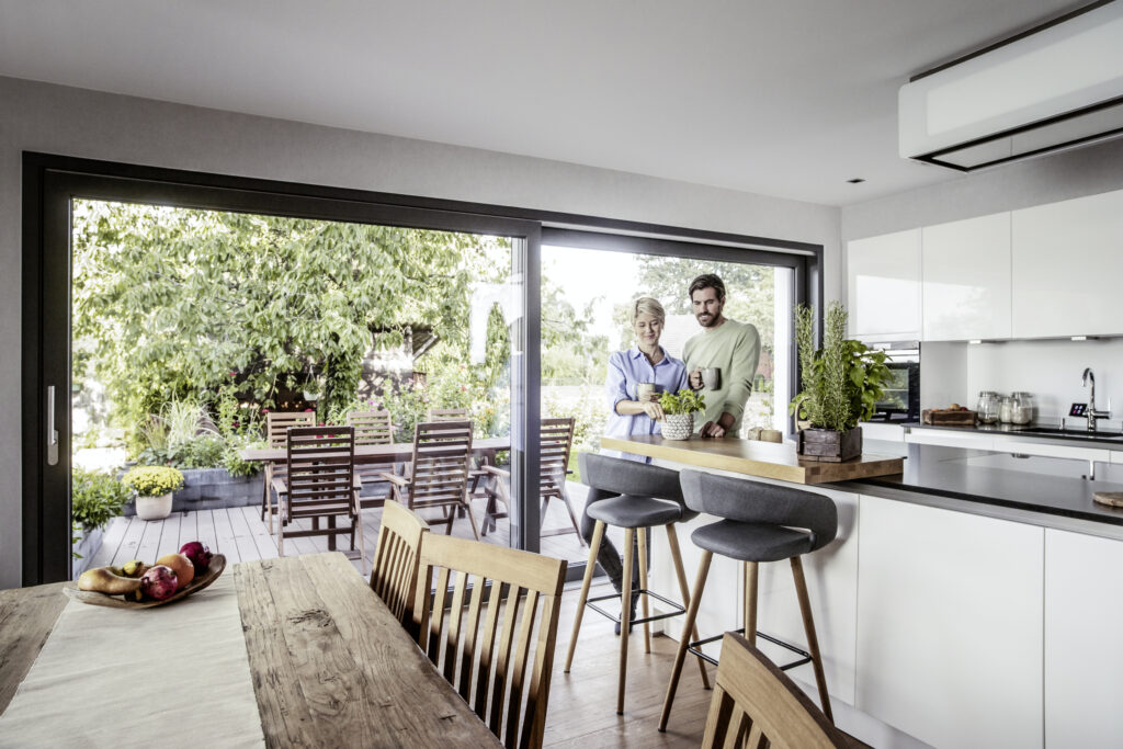 Ljudi ispred alu kliznih vrata