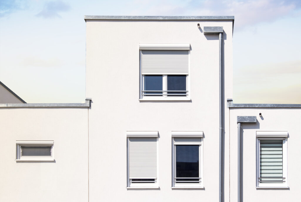 Prozori sa roletnama na zgradi